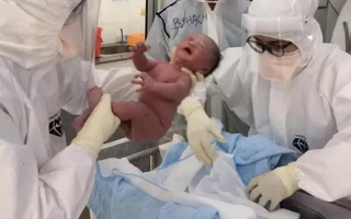TP HCM: Thêm bé trai chào đời ở bệnh viện điều trị Covid-19
