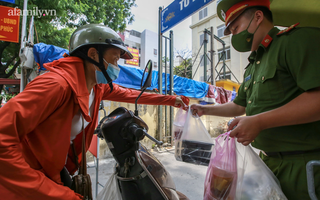 Người Hà Nội nấu cơm tặng y bác sĩ, công an làm nhiệm vụ "canh gác dịch" tại các chốt kiểm soát nội đô