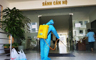 Cận cảnh phong toả toà chung cư ở Hà Nội nơi có 2 ca dương tính SARS-CoV-2