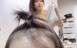 Siêu mẫu đang thay quần áo bỗng bị con gái bật livestream hút hàng trăm ngàn người đổ vào xem, cái kết khiến ai nấy "đứng tim"