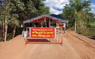 Con cách ly tại nhà, mẹ tụ tập đánh bài, vài ngày sau địa phương xuất hiện ổ dịch lớn