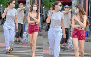 Suri Cruise lấy tay che chắn điểm nhạy cảm khi dạo phố 
