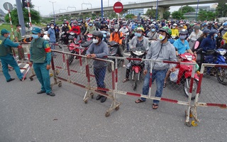 Hàng ngàn người về quê phải quay đầu xe tại cửa ngõ TP HCM