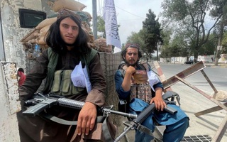 Taliban vác súng gõ cửa từng nhà, yêu cầu người dân Afghanistan trở lại làm việc
