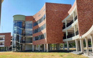 Một trường đại học ở Huế có kiến trúc đẹp xuất sắc nằm ven sông Hương đang gây xôn xao giới học trò