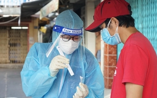 Người dân TP Hồ Chí Minh được hướng dẫn tự lấy mẫu xét nghiệm COVID-19 tại nhà