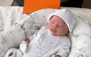 Chị cả giới rich kid Việt đã hạ sinh con trai thứ 2, khoe diện mạo bé cùng cả núi đồ hiệu ai nhìn cũng choáng