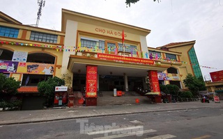 Chợ Hà Đông tạm đóng cửa vì liên quan COVID-19, tiểu thương hớt hải khuân đồ về nhà