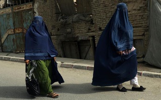 Phụ nữ Afghanistan sợ hãi sau thông báo mới của Taliban: Đừng đi làm nữa!