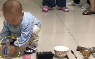 Cho con trai bốc đồ chọn nghề ngày thôi nôi, đứa bé lấy một thứ không ai ngờ đến, cả nhà tá hỏa giật ra ngay vì lý do này