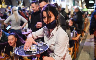 Covid-19 ở Anh: Giai đoạn mới “lạ lùng” và “cái giá của tự do”