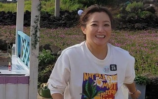 Hình ảnh mới lộ cằm ngấn mỡ của "đệ nhất mỹ nhân xứ Hàn" Kim Hee Sun khiến netizen giật mình