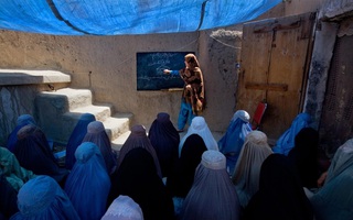 Taliban cấm giáo viên nam giảng dạy cho nữ sinh