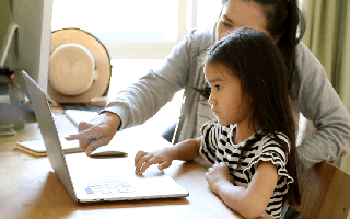 Một tỉnh thành tổ chức dạy online buổi tối cho học sinh lớp 1, có địa phương cử giáo viên đến nhà nếu các em thiếu thiết bị 