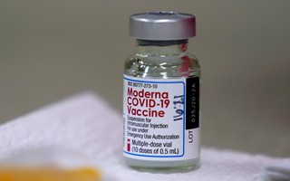 Moderna tuyên bố vaccine COVID-19 hiệu quả 93% sáu tháng sau tiêm