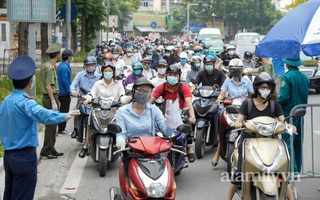Hà Nội: Ùn ứ tại chốt kiểm soát trong ngày đầu siết chặt việc cấp và sử dụng Giấy đi đường
