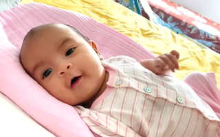Bé Moon nhà Võ Hạ Trâm không chỉ là "thánh biểu cảm" mà còn thích hóng chuyện thế này đây