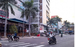 Muốn bạn trai mới quen đến chở đi chơi, cô gái bịa chuyện mình bị cướp điện thoại