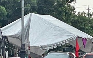 Hai người phụ nữ điều khiển ô tô 'thông chốt' kiểm dịch bằng giấy ưu tiên