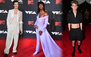 Sao nam tại VMAs 2021: Diện crop top khoe eo chưa là gì so với màn tung áo Versace tím quét sạch thảm đỏ