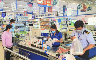 TP.HCM: Những khách hàng đầu tiên tại "vùng xanh" đi siêu thị sau chuỗi ngày dài giãn cách xã hội