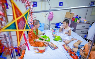 Tết Trung thu đặc biệt trong bệnh viện mùa Covid của các em nhỏ tại Hà Nội, phải đeo khẩu trang nhưng sao ngăn được nụ cười "giòn" trên môi