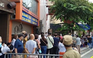 Hà Nội: Choáng váng cảnh chen chân đi tiêm vắc xin COVID-19