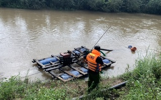 Đi thăm người thân, 3 cha con bị nước lũ cuốn trôi