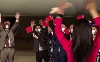 'Anh yêu em': Vợ chồng 'công chúa Huawei' khiến dân mạng Trung Quốc ngất ngây với màn thể hiện 'tình yêu bất tử'