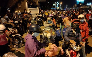 Người dân về quê tránh dịch dồn ứ ở cửa ngõ phía Tây TP.HCM