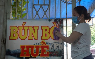 Chủ hàng ăn, tiệm cắt tóc ở TP.HCM phấn khởi dọn dẹp chuẩn bị mở cửa trở lại: "Mừng lắm, 3 tháng nay ngồi không rồi"