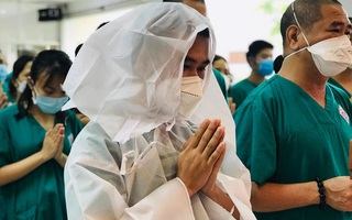 Lập bàn thờ ngay tại Trung tâm Hồi sức COVID-19 để nam điều dưỡng tiễn biệt cha vợ vừa qua đời ở quê