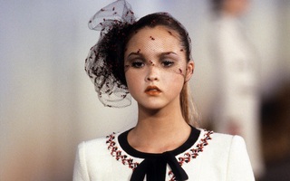 Devon Aoki - siêu mẫu thấp nhất thế giới từng 4 lần làm "cô dâu" trong show diễn Haute Couture đẳng cấp của Chanel