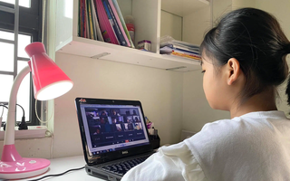 Con học online cả ngày, mắt đỏ hoe trông rõ thương: Bố mẹ làm ngay 5 cách này giúp mắt con đỡ mỏi hơn hẳn