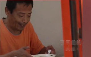 Ông bố vào quán ăn gọi cho con gái đúng 1 bát mỳ, hành động sau khi con rời đi của bố khiến ai xem cũng cay mắt
