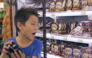 "Nó còn nhỏ biết cái gì" - Bé trai vô tư bóp nát 18 gói mì tôm, khi nhân viên bắt đền lại nhận về hành xử gây phẫn nộ của bà mẹ