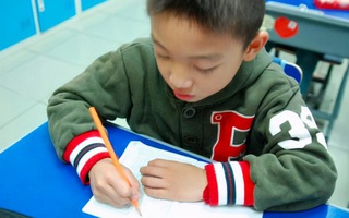 Xuất hiện bài văn "bóc phốt" anh trai không trượt phát nào, dân tình đang cười ná thở thì đụng ngay câu cuối quá CHẤT: Nói hộ nỗi lòng chị em!