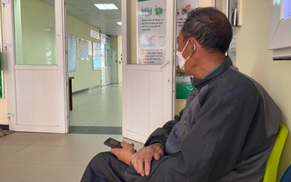 Vụ bé gái 3 tuổi ở Hà Nội: Người mẹ nhiều lần đưa con đi cấp cứu nhưng không có tiền, ông nội phải vay mượn để trả viện phí