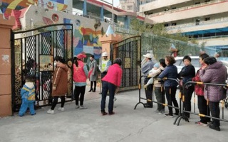 Chờ mãi mới thấy chồng đón con đi học về, nhưng vừa nhìn mặt con, mẹ lăn đùng ngất xỉu: Chẳng lẽ viết đơn ly dị cho đỡ bực