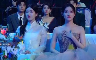 Sở hữu nhan sắc ngọt ngào là vậy nhưng Triệu Lộ Tư lại bị mỹ nhân này "dìm hàng" khi đứng chung khung hình