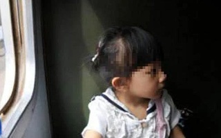 Gặp hai mẹ con về quê ăn Tết, nữ tiếp viên báo ngay cảnh sát khi nhận được 1 thứ từ bé gái