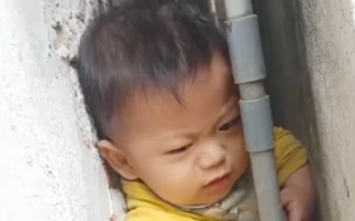 Bé trai bị mắc kẹt giữa 2 bức tường, mẹ chỉ dùng một chiếc kẹo mà cứu được con khiến ai nấy vỡ òa: "Thông minh quá" 