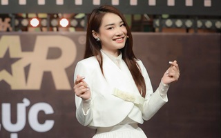 Nhã Phương hiếm hoi xuất hiện trên show truyền hình, diện đồ trắng tinh khôi kín đáo mà vẫn đẹp