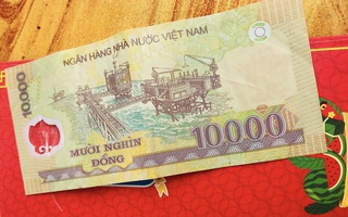 Bé trai xé lì xì ngay trước mặt khách, còn bĩu môi và chê khách ki bo, cách xử lý của người mẹ khiến ai cũng khâm phục