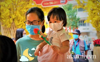 Cả bầu trời tuổi thơ ùa về Sài Gòn ngày giáp Tết qua cây tò he xưa nhưng chưa bao giờ cũ, hàng trăm năm qua vẫn long lanh trong mắt trẻ con