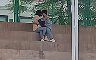 Cặp học trò thản nhiên định "mây mưa" giữa sân trường, bị giáo viên phát hiện rồi nhận cái kết đắng ngay sau đó