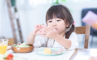 Bé gái 6 tuổi từ khi sinh ra chưa bao giờ được mẹ cho ăn thịt, còn bị dọa “ăn sẽ không thông minh”, biết được lý do ai cũng thương xót