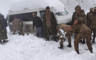 Bão tuyết khiến ít nhất 22 người mắc kẹt trong ô tô thiệt mạng tại Pakistan