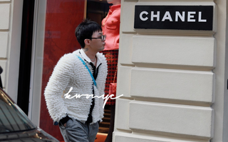G-Dragon bảnh bao trên đường phố Paris