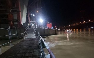 Sập giàn giáo trụ tháp cầu Mỹ Thuận 2, một công nhân rơi xuống sông mất tích